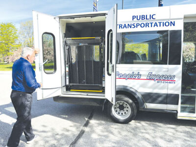  A People’s Express employee demonstrates some of the features of a Pex bus. 