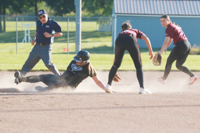   A player from The Rusty’s looks to apply the tag on a One Hit Wonders player in a matchup. 