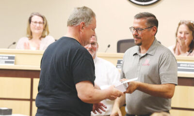  Roseville High School retiree Tom Vocke, left, receives congratulations from Principal Jason Bettin. 