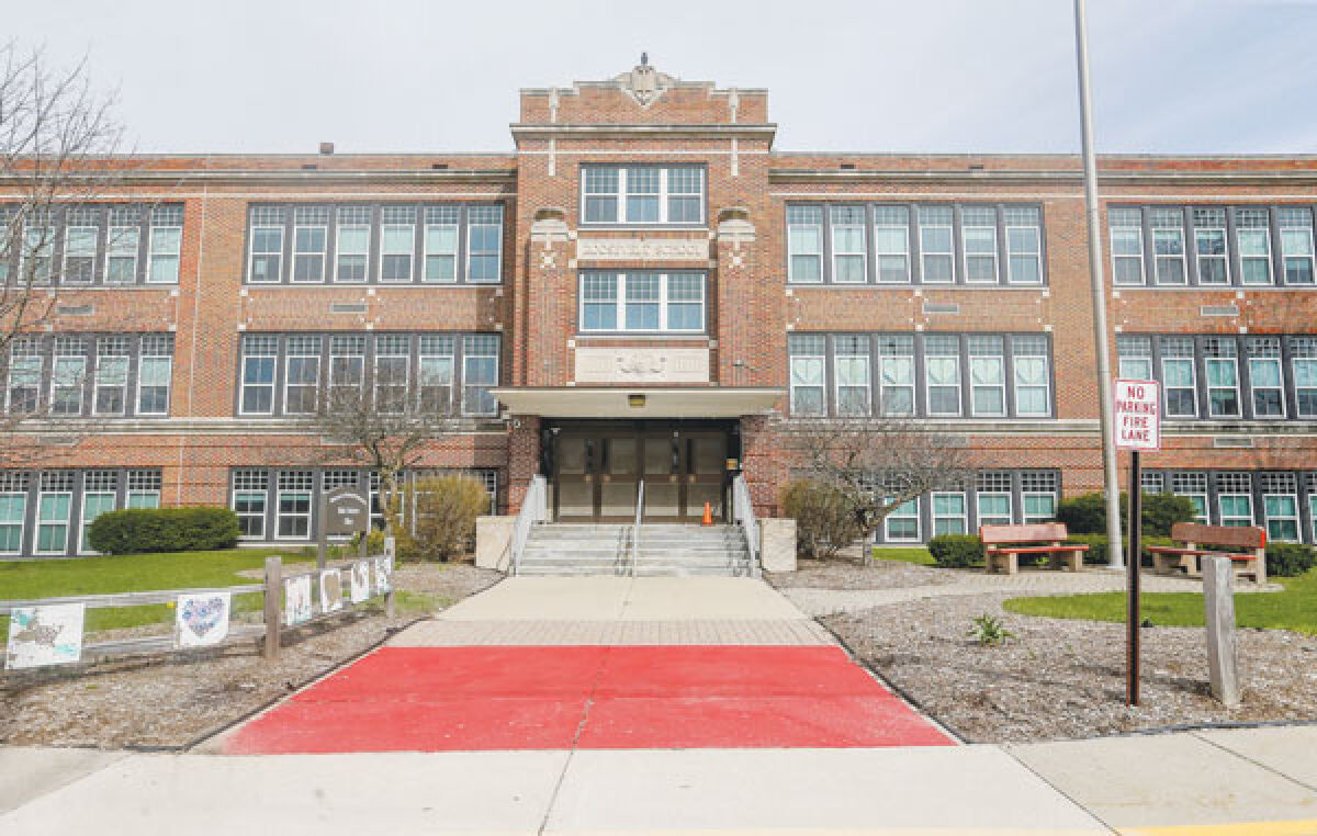  A group opposed to the demolition of the Roosevelt Elementary School building in Keego Harbor is taking issue with asbestos abatement bids. 
