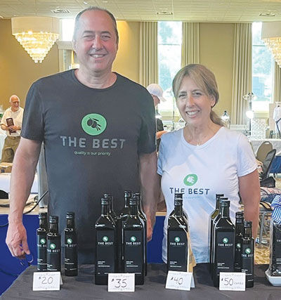   Kevin dan Sophia Treppa menjual minyak zaitun extra virgin melalui merek mereka The Best Olive Oil LLC selama OPA!Fest 2024 di Gereja Ortodoks Yunani St. Nicholas pada tanggal 21-23 Juni. 