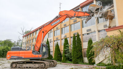  The much-hyped and awaited demolition of the former motel began on the morning of July 30. 