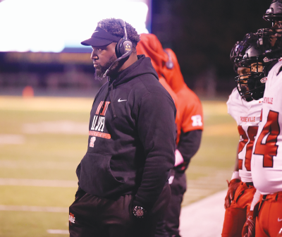  Roseville head coach Vernard Snowden leads his team during a game last season. 