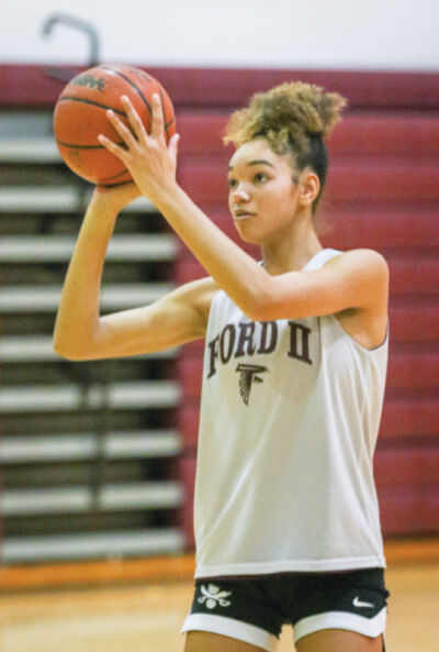  Utica Ford senior Anayya Davis puts up a shot during a team practice last season. 