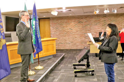  West Bloomfield Township Clerk Debbie Binder swears in Jonathan Warshay to be the township’s new supervisor Dec. 9. Warshay was sworn in following a special meeting, where the Township Board appointed him to the position. 