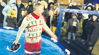  Fraser officials, residents take polar plunge for a cause 