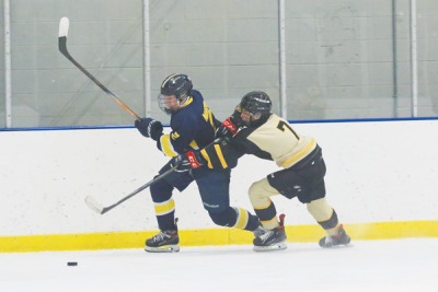  Rochester United junior TJ Maguet works past a North Oakland player. 