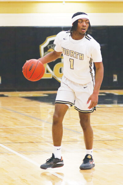  Macomb L’Anse Creuse North junior Julius Wilson controls the ball. 